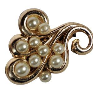 Broche dorée en forme de tourbillons avec petites perles